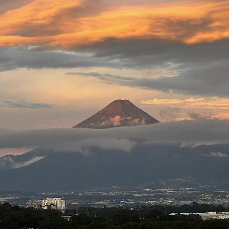 Amazing Aircrafts Views In Front Of Airport Apartment Guatemala City Bagian luar foto