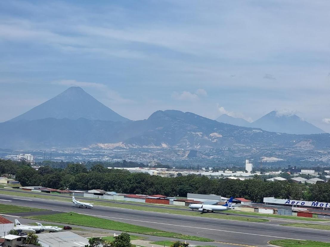 Amazing Aircrafts Views In Front Of Airport Apartment Guatemala City Bagian luar foto