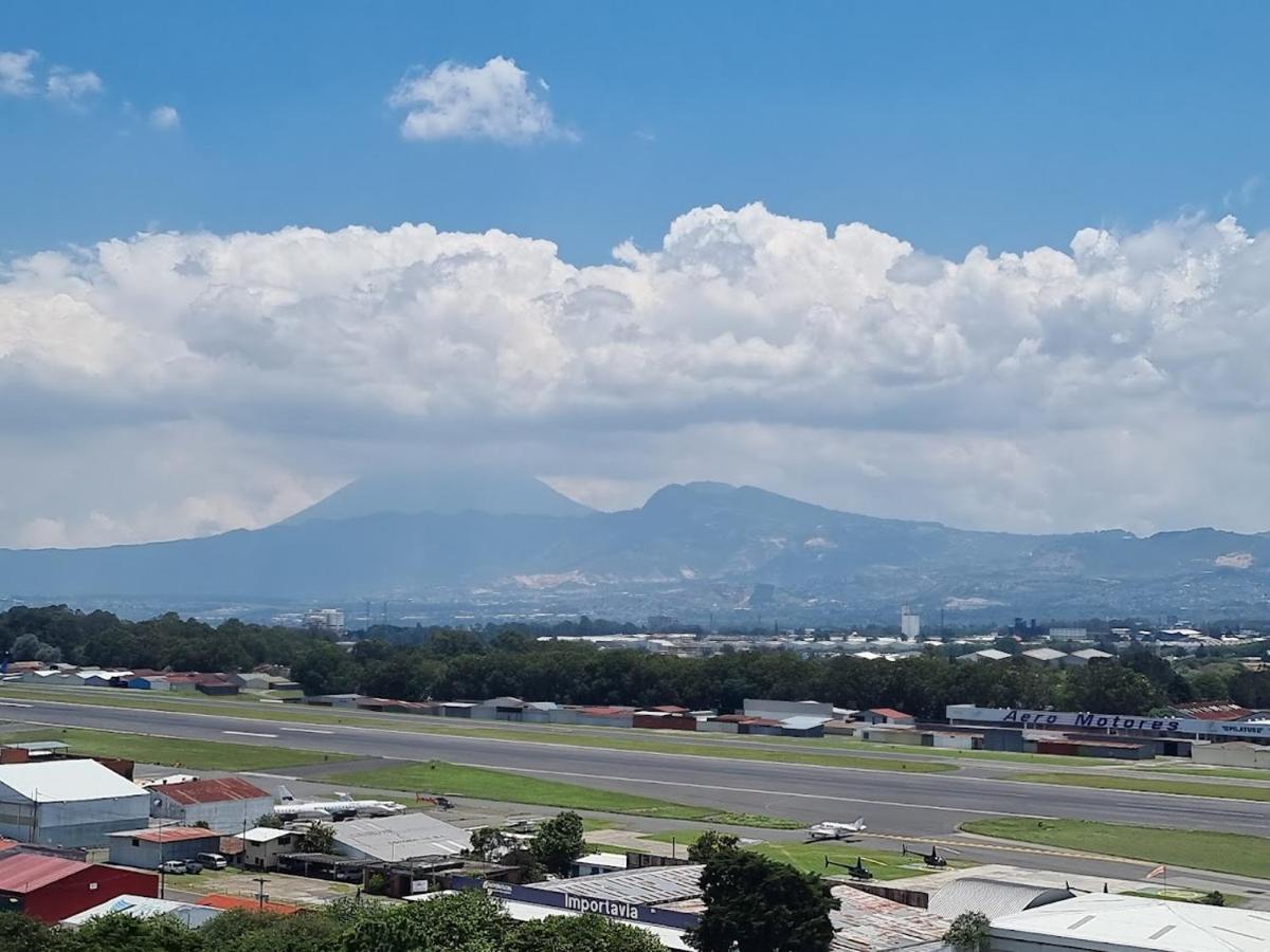 Amazing Aircrafts Views In Front Of Airport Apartment Guatemala City Bagian luar foto