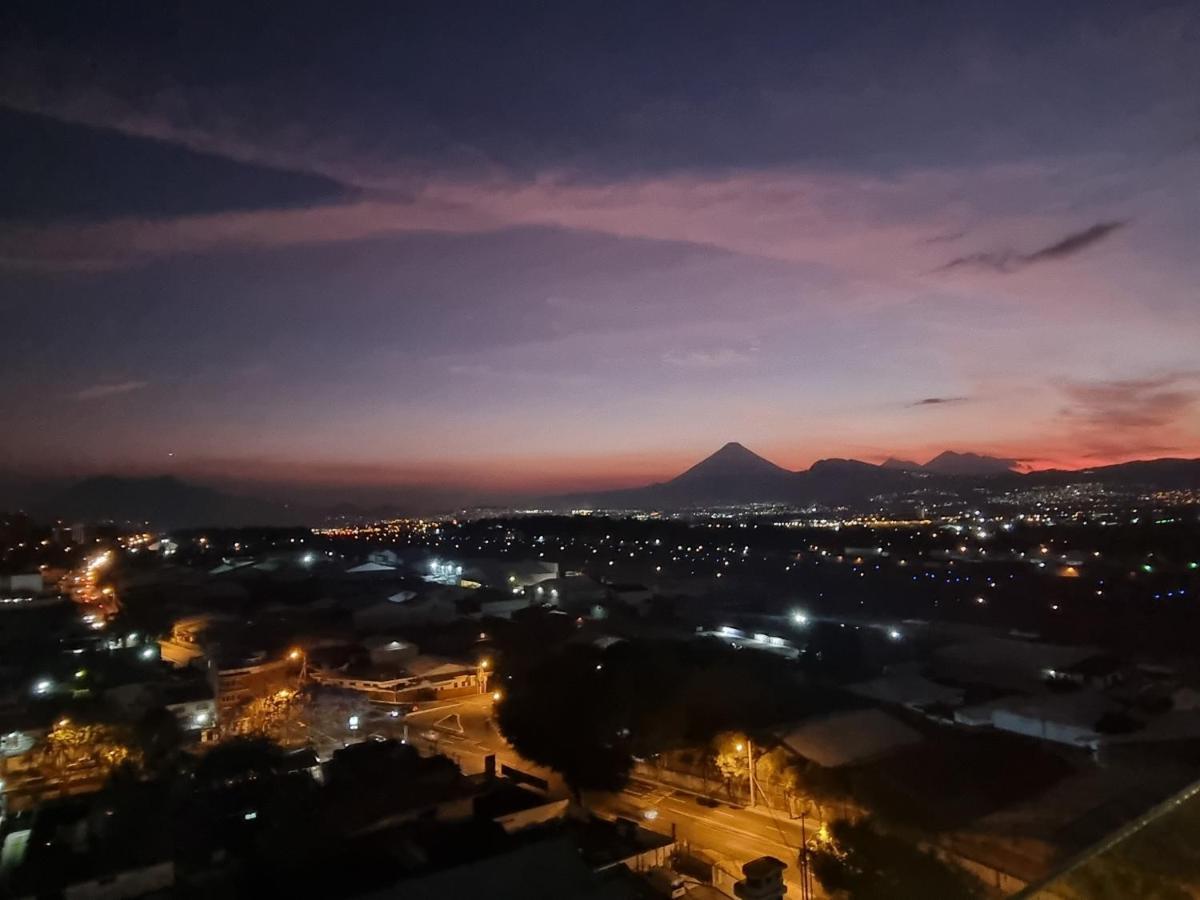 Amazing Aircrafts Views In Front Of Airport Apartment Guatemala City Bagian luar foto