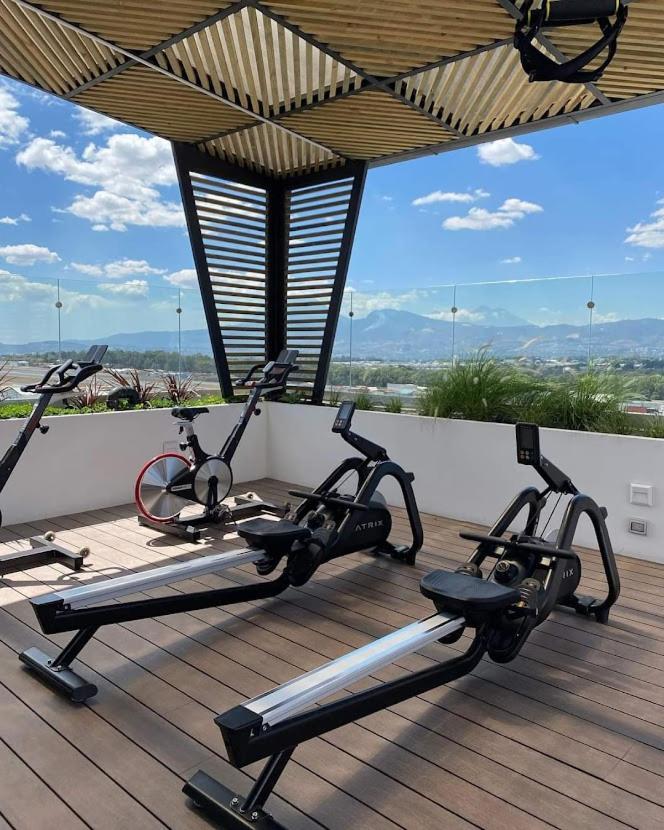 Amazing Aircrafts Views In Front Of Airport Apartment Guatemala City Bagian luar foto