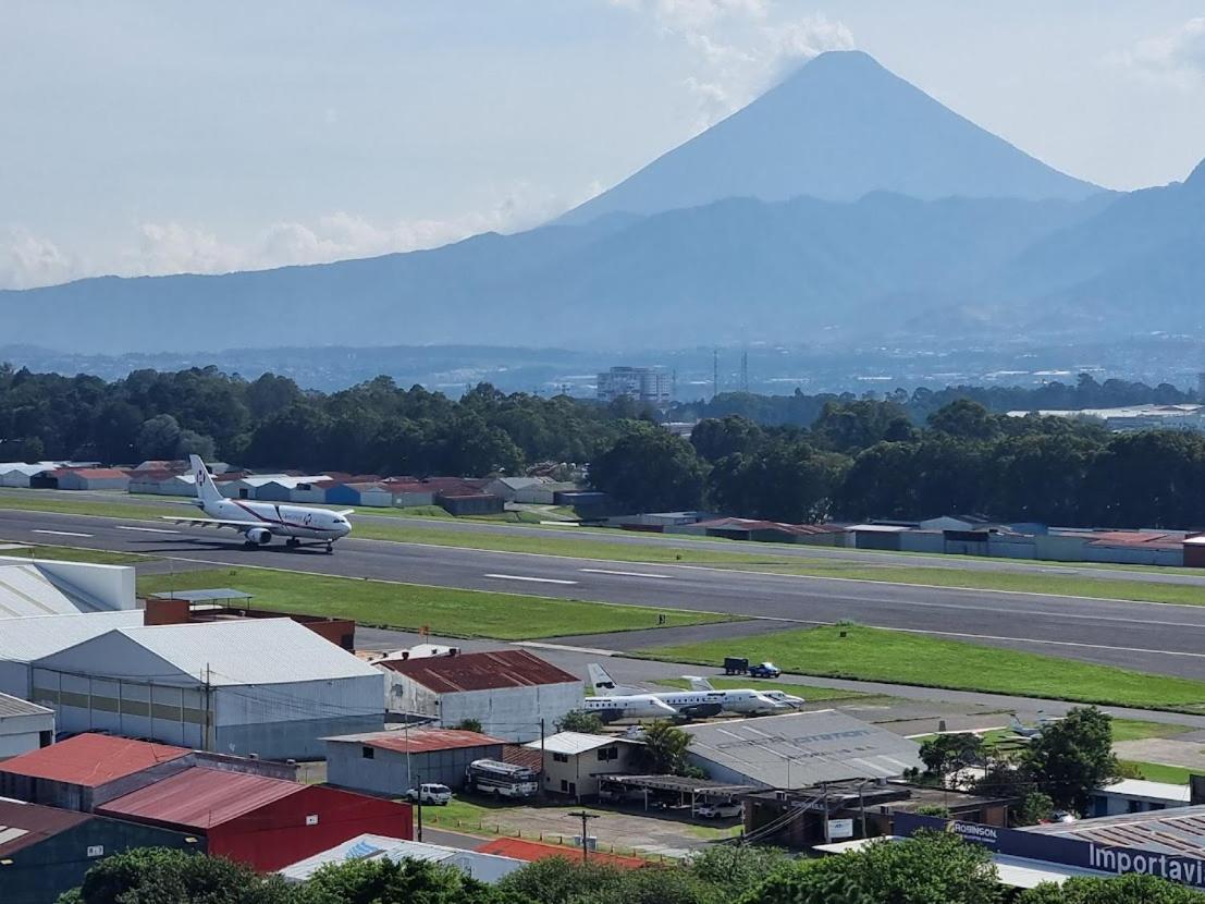 Amazing Aircrafts Views In Front Of Airport Apartment Guatemala City Bagian luar foto