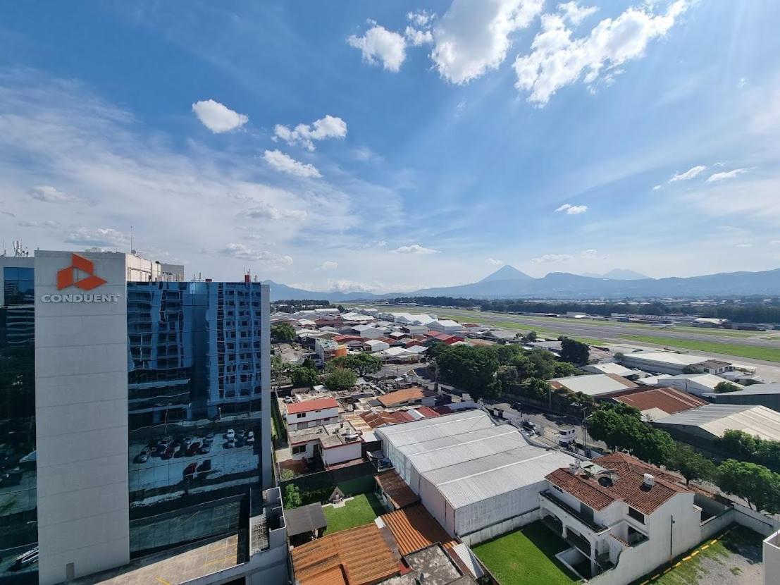 Amazing Aircrafts Views In Front Of Airport Apartment Guatemala City Bagian luar foto