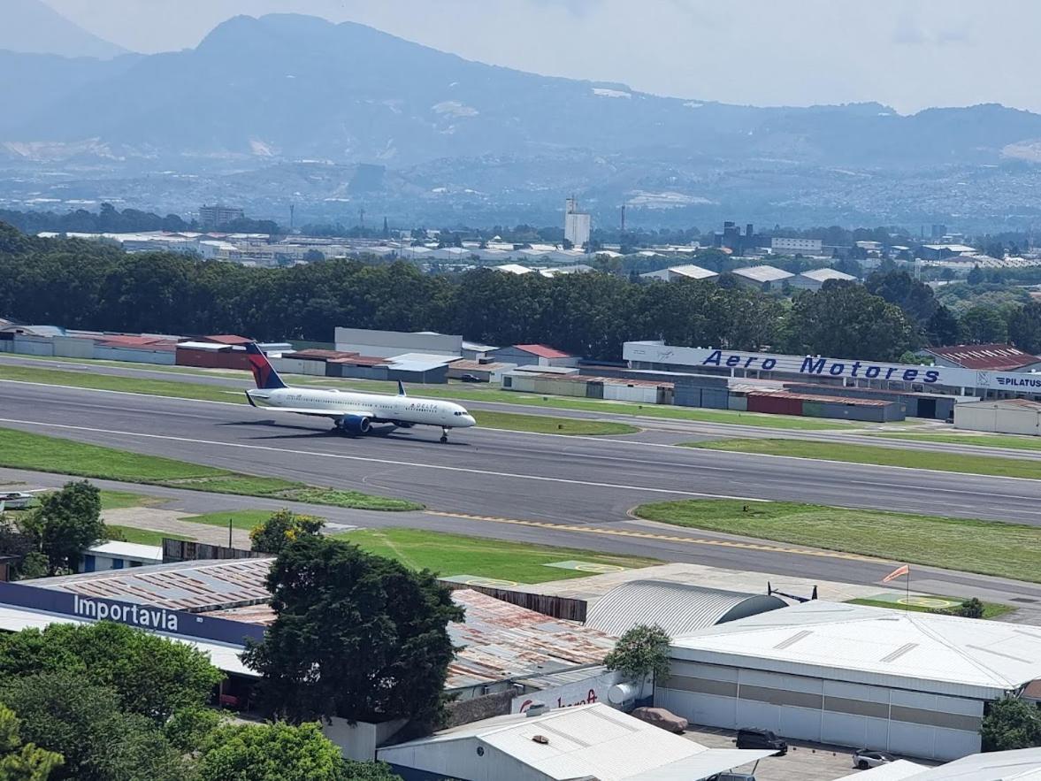 Amazing Aircrafts Views In Front Of Airport Apartment Guatemala City Bagian luar foto