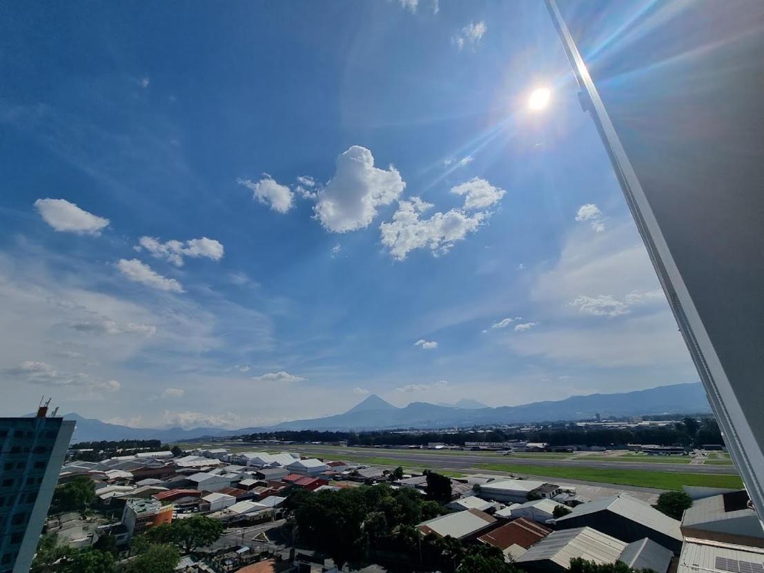 Amazing Aircrafts Views In Front Of Airport Apartment Guatemala City Bagian luar foto