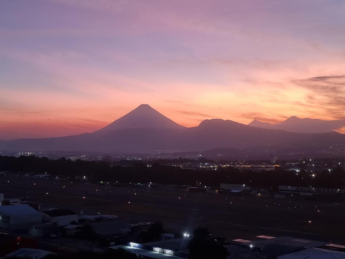 Amazing Aircrafts Views In Front Of Airport Apartment Guatemala City Bagian luar foto