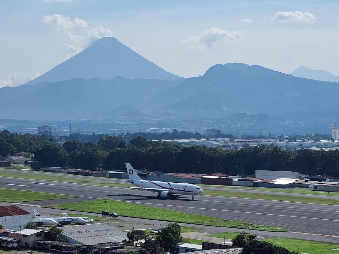 Amazing Aircrafts Views In Front Of Airport Apartment Guatemala City Bagian luar foto
