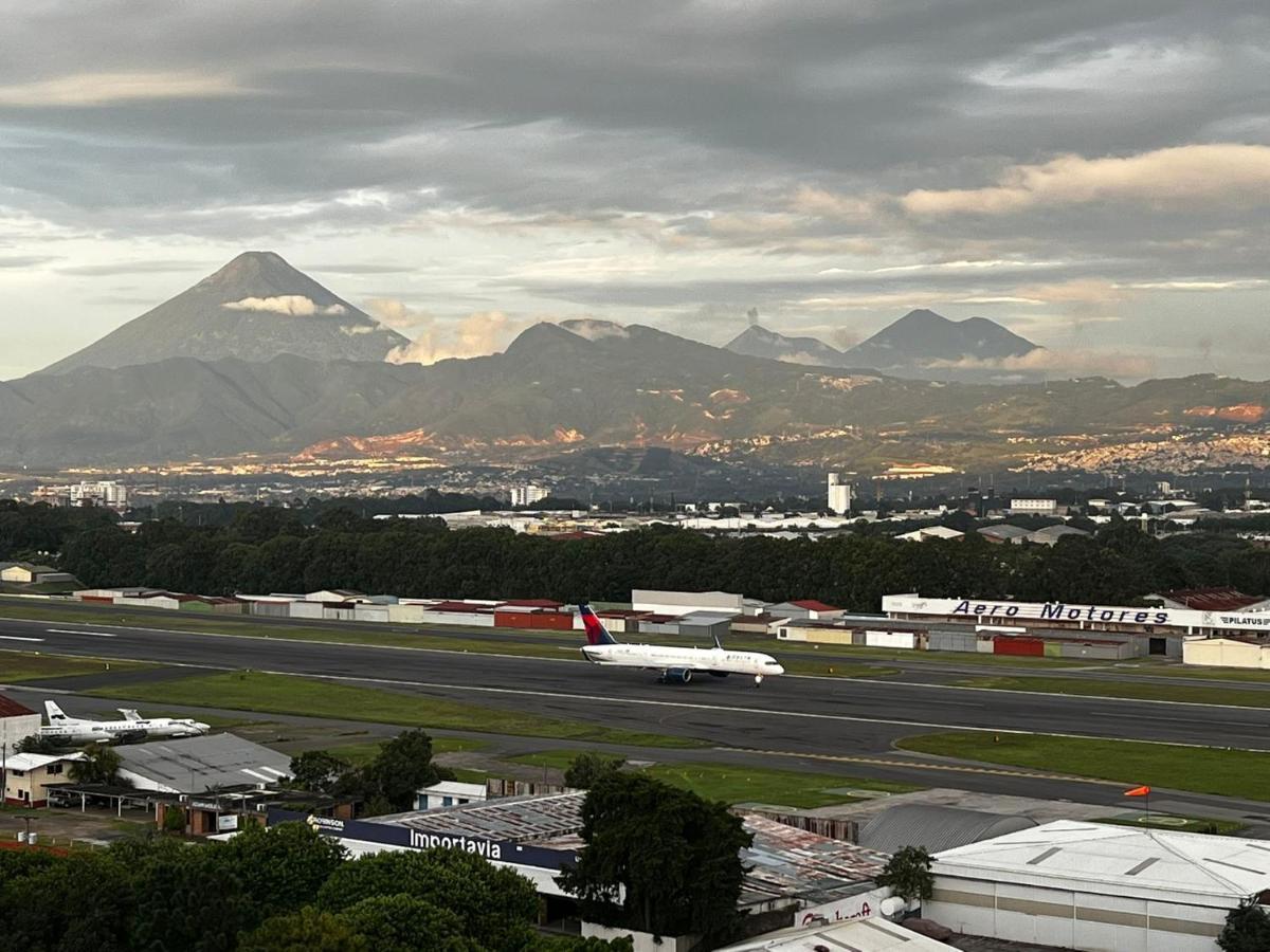 Amazing Aircrafts Views In Front Of Airport Apartment Guatemala City Bagian luar foto
