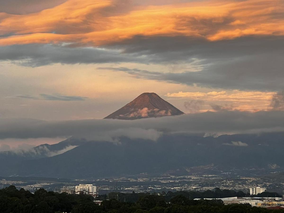 Amazing Aircrafts Views In Front Of Airport Apartment Guatemala City Bagian luar foto